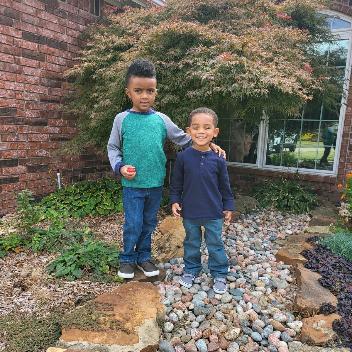 MrCoachWalk2's tweet photo. At home in Muskogee with the Fam. Boys had the phones taking pics n posing out front. I wish yall could have seen AJ's "stance" taking these pics!!! He was too serious! By the way, my wife so fine! It ain't living if she ain't with me. #walkerboys #fam1st https://t.co/D8fBhyEFfy