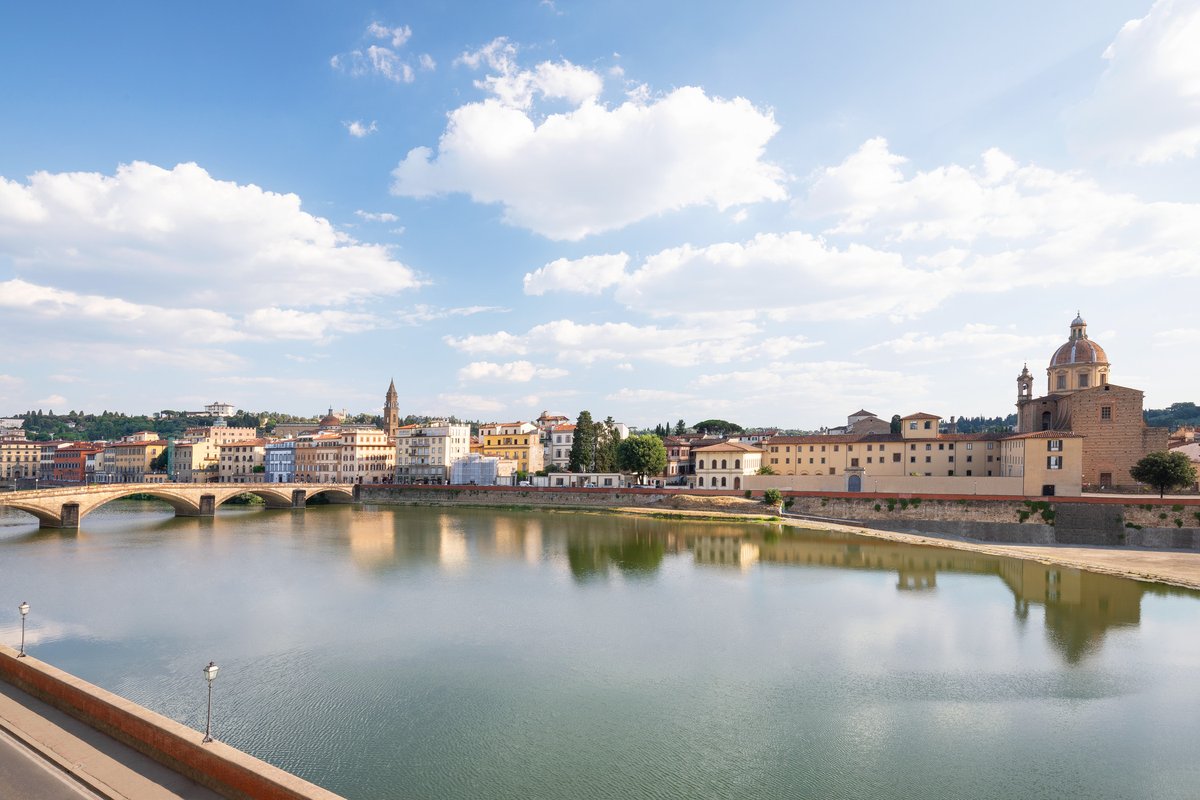 Discover Florence from the unique perspective given by the Arno river