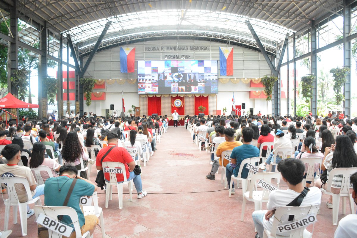 batspiocapitol's tweet photo. #HelpInMotion: Pinasimulan ngayong araw, ika-10 ng Oktubre 2022, ang pamamahagi ng financial assistance sa mga iskolar ng Kapitolyo para sa 1st semester ng Academic Year 2022-2023 sa Regina R. Mandanas Memorial DREAM Zone, Capitol Compound, Lungsod ng Batangas. https://t.co/u7dDd71PBd