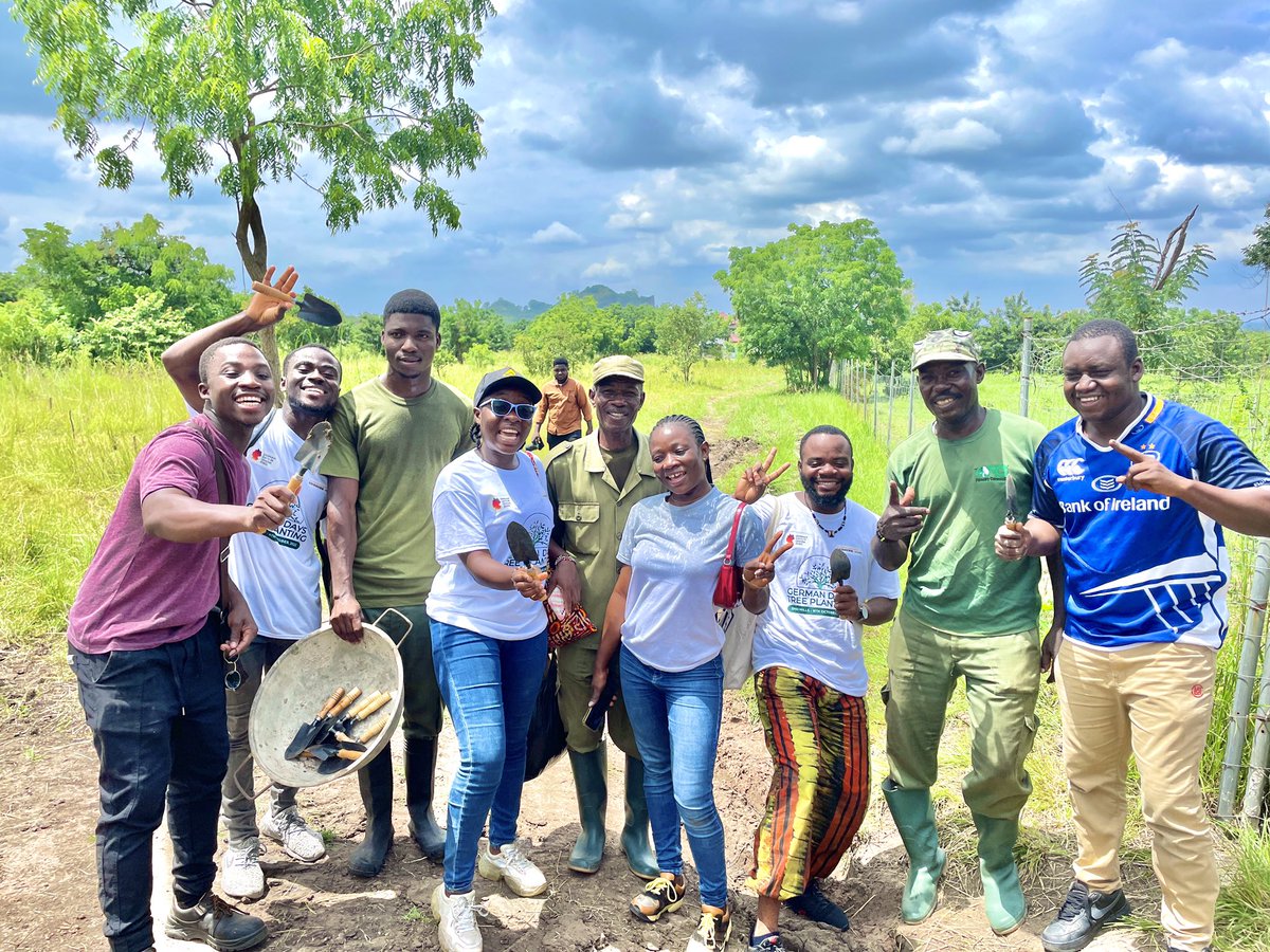 victusekissi's tweet photo. As part of the GermandaysCelebration, organized by @AHKGhana and the embassy of the federal Republic of Germany 🇩🇪 in Ghana, I took part in planting of 1,500 trees to save our Earth , nature and mother Ghana.

“Always remember #ClimateAction  is everyone’s Concern.”

#climate https://t.co/5iUBi67SzD