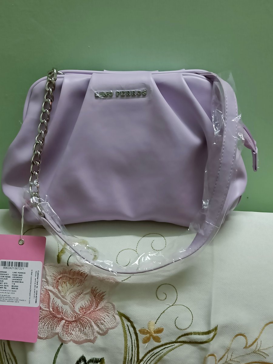 boruah_anannya's tweet photo. @myntra @MyntraSupport Giving the pictures of what I had ordered and what I received https://t.co/OGH3UlMfk0