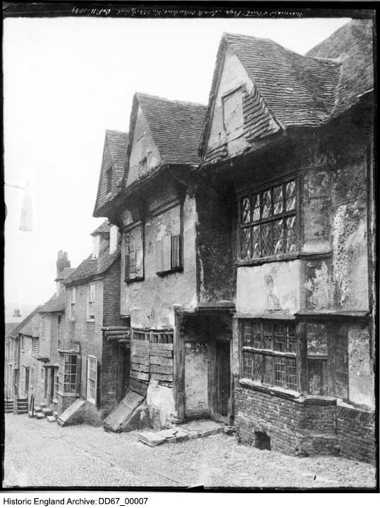 HE_Archive's tweet photo. Photographed #OnThisDay in 1859, Hartshorn House, Mermaid Street, #Rye, East Sussex.
You can enjoy more extraordinary images from our Henry Taylor Paper Negatives Collection at https://t.co/XuQbmdEbbH
#ArchivePhotography
#PaperNegatives
#Photography https://t.co/vmQCUdn2Dc