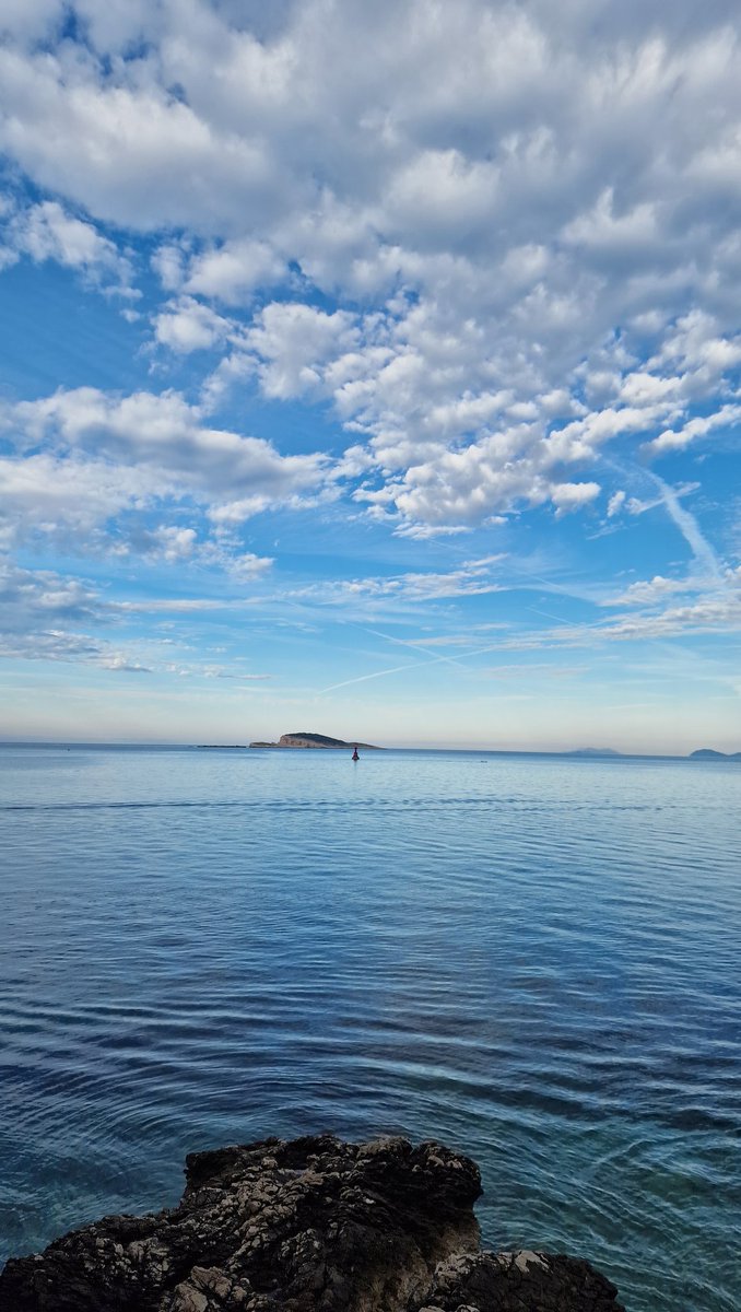 Good morning world!
#DubrovnikRiviera #Cavtat #Dubrovnik #MondayMotivation #perspective #travel #beautifuldestinations #exactlywhatyouneed