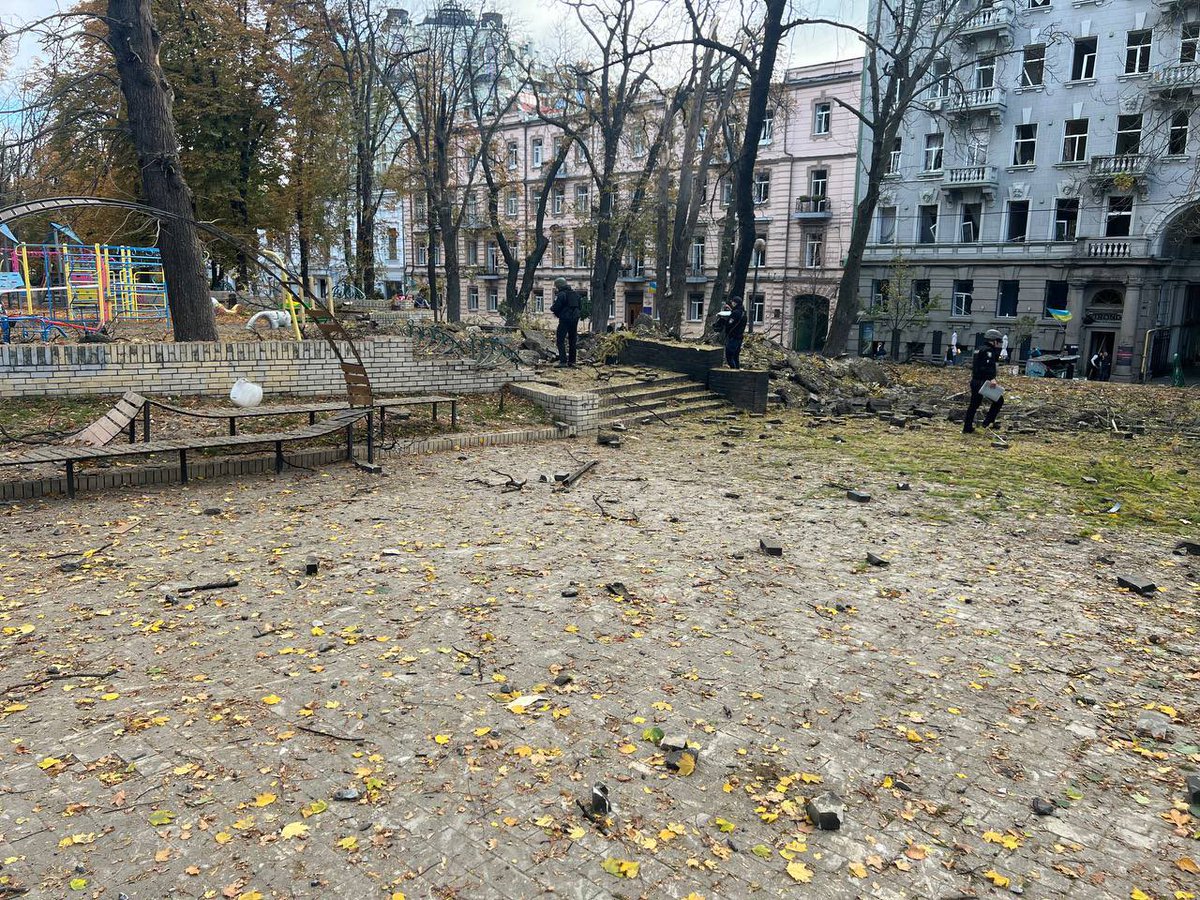 Тут у нас з донькою був центр прийняття рішень: морозиво на паличці чи рожок