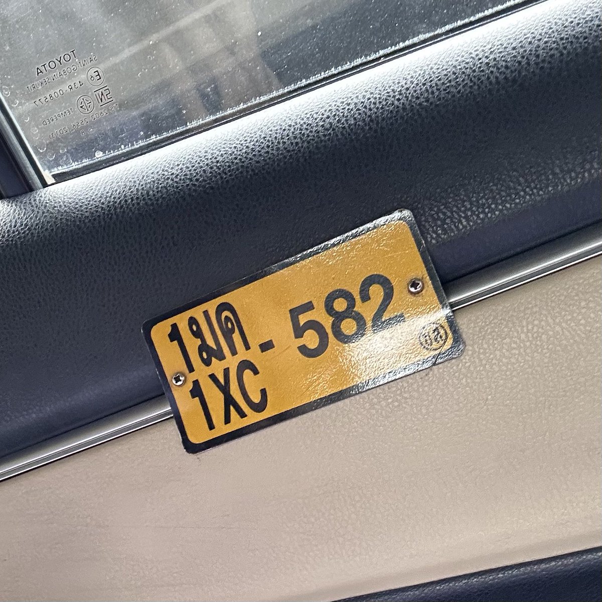 ฉันขึ้น taxi ทีไรพีคตลอด แต่ครั้งนี้สุดจริง เรื่องมีอยู่ว่าเราเรียก grab จะไปทำงาน รถคันนี้กดรับ ขึ้นรถมาตอนแรกก็ใส่แมส พอขับไปสักพักเขาก็เหมือนจะกินน้ำเลยดึงแมสลง แต่จู่ๆก็ถอดออกแทบจะตลอดทาง พีคสุดคือบอกเราว่า "โอนเงินให้หน่อย1,500" เราช็อคมากนะ (ต่อ)