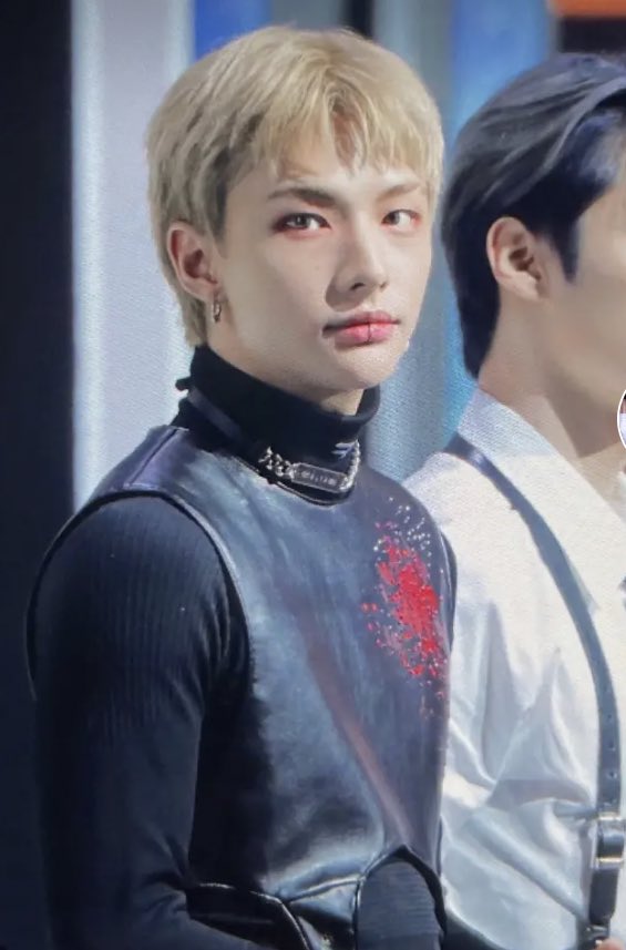iconic_stay's tweet photo. HOW CAN ANYONE CALL THIS UGLY. Please do something you can post your own tweet or video on any platform no matter how small or big ur account is or if you're a stay,people need to know what's going on,he is still the same hyunjin after all.#HYUNJIN #stopthishate #StrayKids #skz https://t.co/PiaAnftxEM
