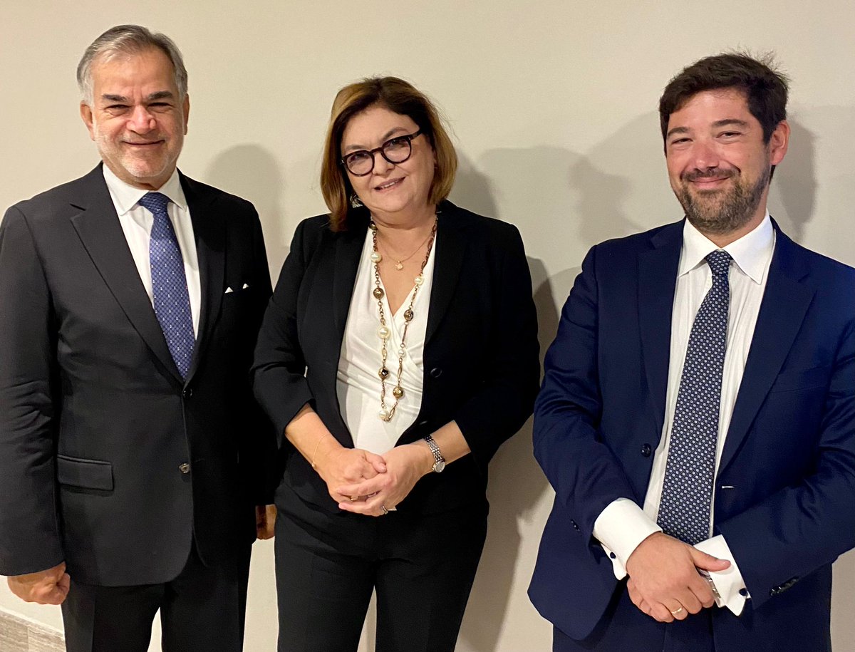 Very productive discussion today with Commissioner <a href="/AdinaValean/">Adina Valean</a> <a href="/Transport_EU/">EU Transport</a>. Energy transition and decarbonisation of #shipping among the topics discussed.

#SustainableShipping #AllHandsOnDeck