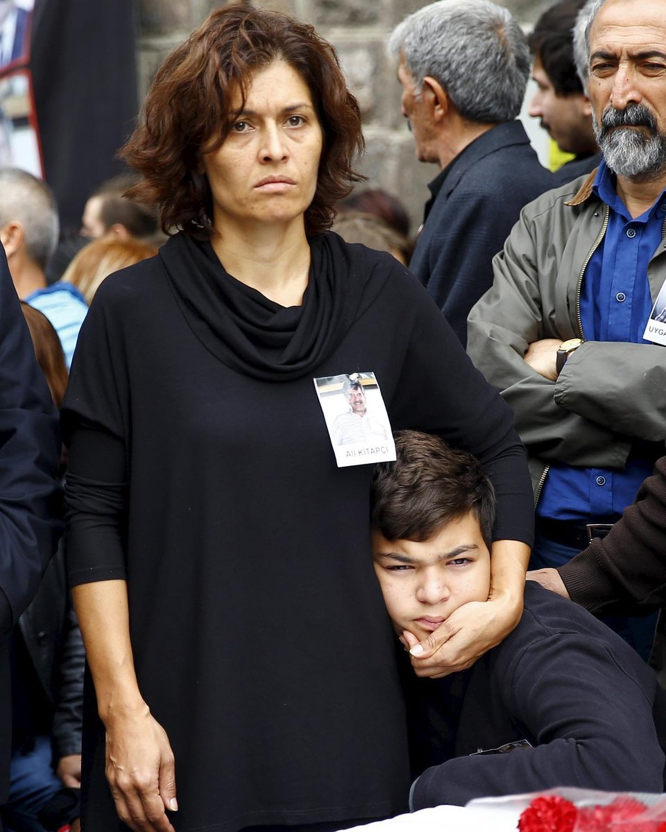 Emel Kitapçı ve oğlu Artun Siyah Kitapçı. Ankara, 2015. Fotoğraf: Ümit Bektaş, Reuters. #10EkimAnkaraKatliamı