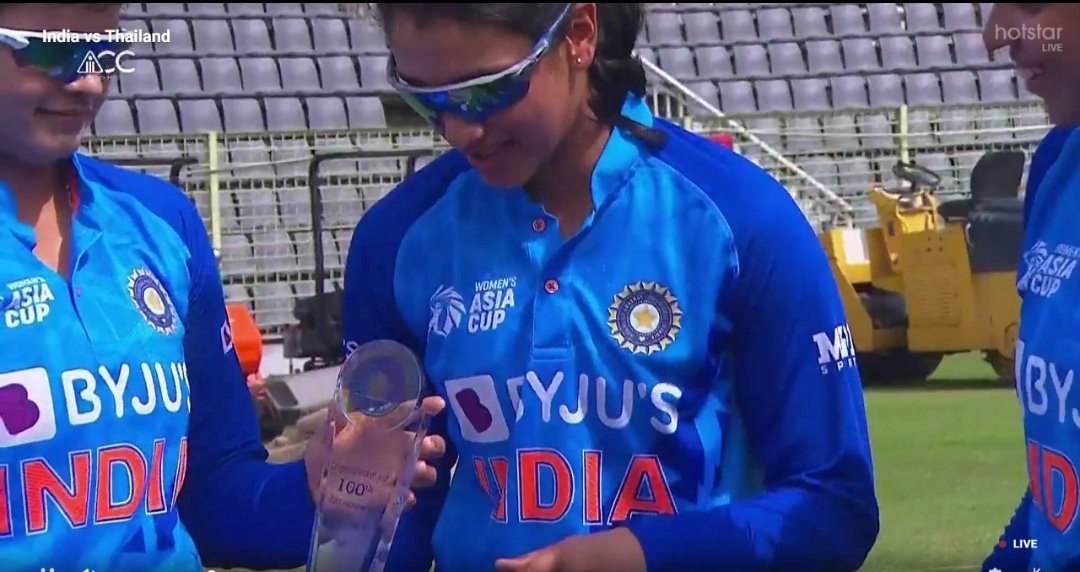 Richa Ghosh and Shafali Verma presented the 100th T20I Cap and Memento to Smriti 😃

#INDvTHA