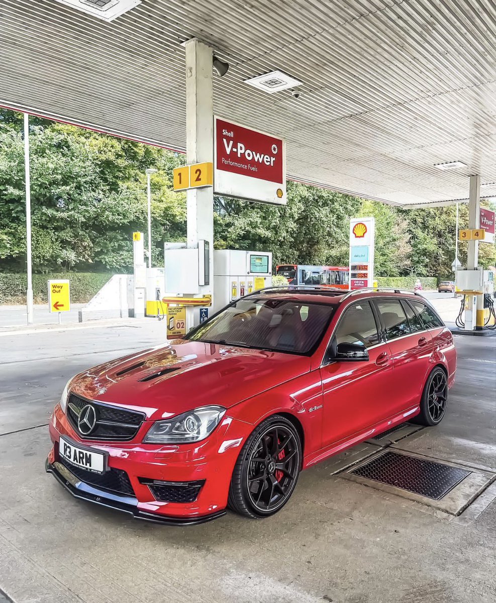 carpxrnpicx's tweet photo. C63 AMG Estate https://t.co/MROptq8Omg