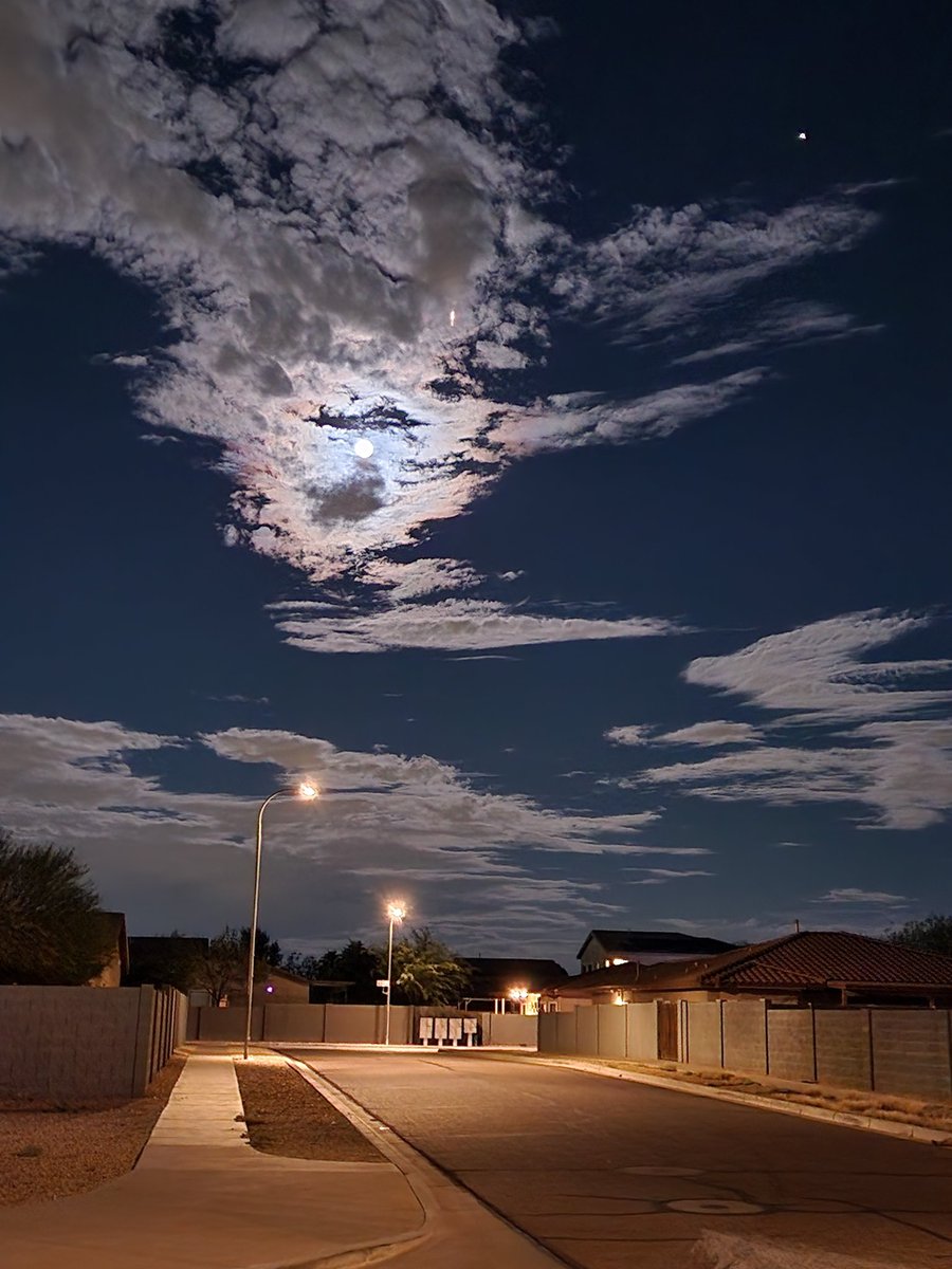 AZ_Charlene's tweet photo. Tonight's #HuntersMoon and #Jupiter putting on a show #LookUpMore #LookUp #Stargazer 🌟 https://t.co/2H1ouSjzwt