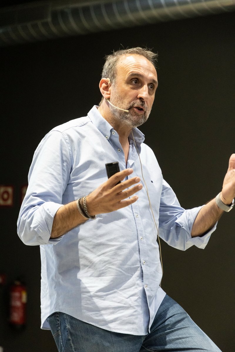 ajcalella's tweet photo. Ahir vam aprendre a empoderar els negocis de la ciutat de la mà del coach @xescoespar 

#Calellaesmes https://t.co/JPDwf8BT1W