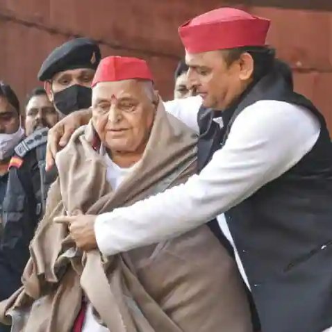 Abhinavpinch's tweet photo. पहलवान का शरीर अब साथ नहीं दे रहा था
जुबान की धार भी कमजोर पड़ चुकी थी...
मगर एक जनादेश था, जिसे सिर आंखों पर बिठाए रखा।

आखिरी पड़ाव में भी लड़खड़ाते कदम संसद की चौहद्दी पर पहुंच जाया करते। कुछ सीखें चाहे ना मगर युवा सांसदों को नेता जी से ये जरूर सीखना चाहिए। 

श्रद्धांजलि 🙏 https://t.co/UXqDICXhXR