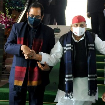 Abhinavpinch's tweet photo. पहलवान का शरीर अब साथ नहीं दे रहा था
जुबान की धार भी कमजोर पड़ चुकी थी...
मगर एक जनादेश था, जिसे सिर आंखों पर बिठाए रखा।

आखिरी पड़ाव में भी लड़खड़ाते कदम संसद की चौहद्दी पर पहुंच जाया करते। कुछ सीखें चाहे ना मगर युवा सांसदों को नेता जी से ये जरूर सीखना चाहिए। 

श्रद्धांजलि 🙏 https://t.co/UXqDICXhXR