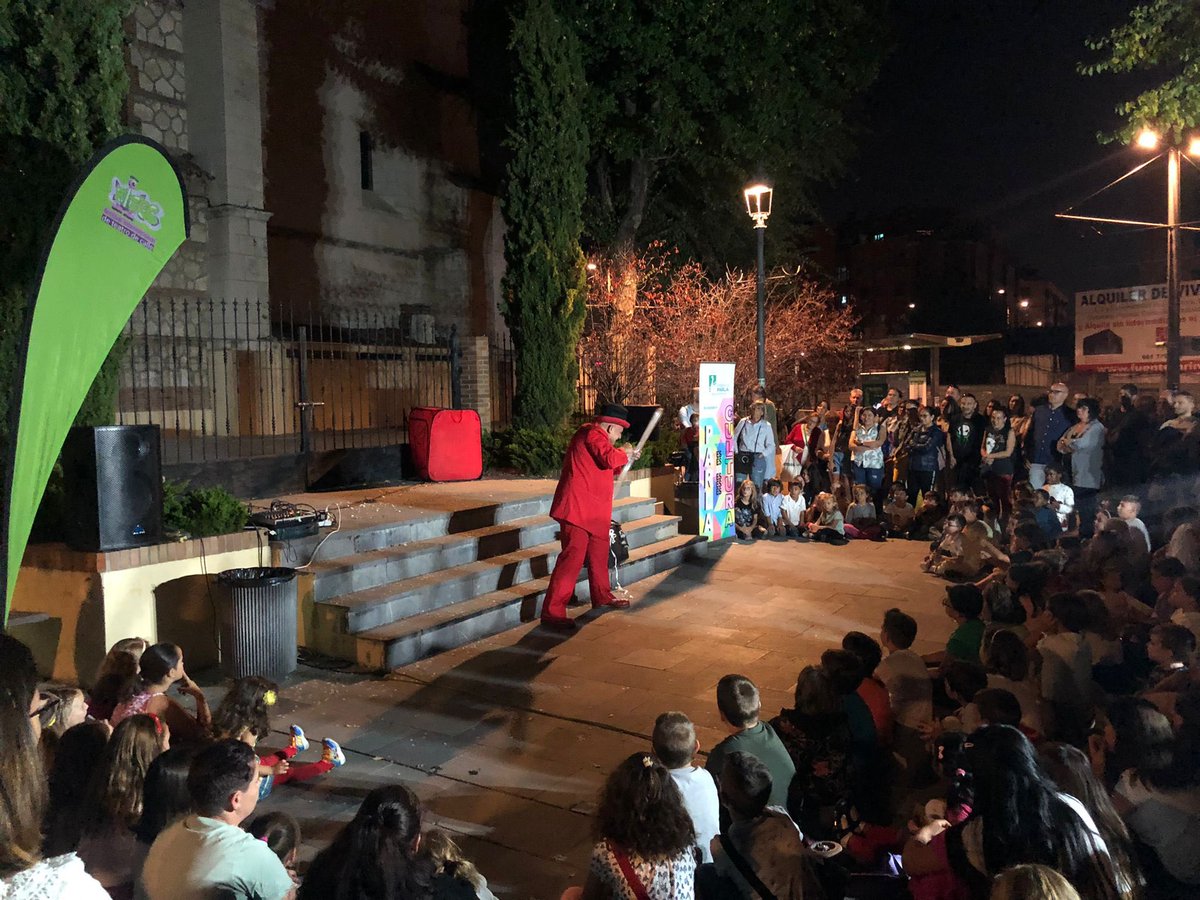 PSOEdeParla's tweet photo. 🌹 Empezamos la semana tras un finde repleto de muchos actos en #Parla, en los que el alcalde, @RamonJurado, y nuestros concejales y concejalas han estado presentes.👇🏻

🎭 Festival Internacional de Teatro de Calle (@FestivalFITEC).

HILO 🧵

#HaciendoCiudad https://t.co/yhVYZ2k8bW