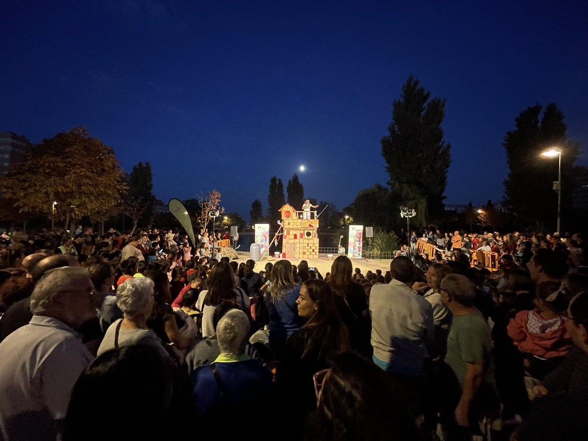 PSOEdeParla's tweet photo. 🌹 Empezamos la semana tras un finde repleto de muchos actos en #Parla, en los que el alcalde, @RamonJurado, y nuestros concejales y concejalas han estado presentes.👇🏻

🎭 Festival Internacional de Teatro de Calle (@FestivalFITEC).

HILO 🧵

#HaciendoCiudad https://t.co/yhVYZ2k8bW