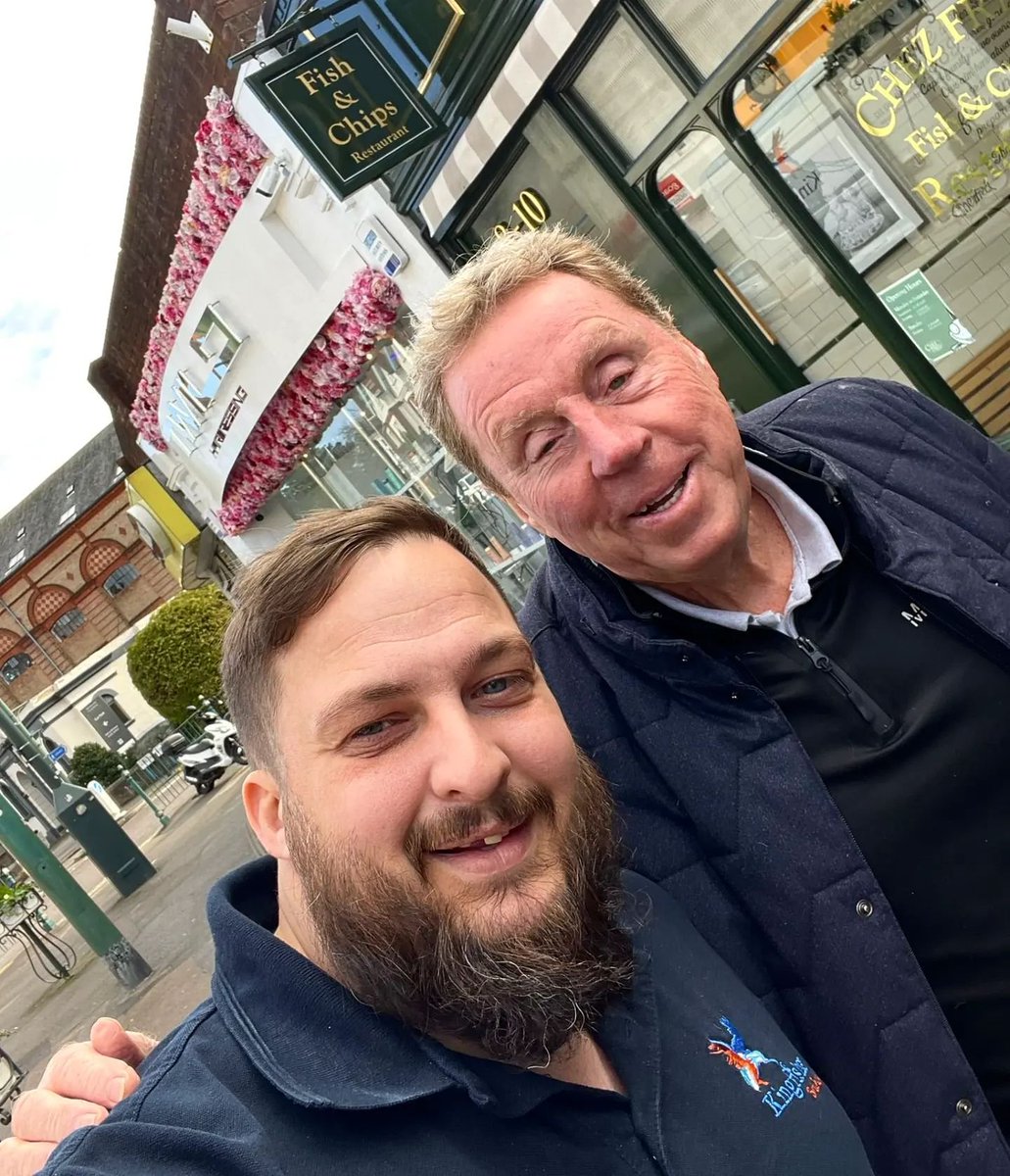 #throwback to our Delivery Driver Jeremy casually bumping into <a href="/Redknapp/">Harry Redknapp</a> while doing his delivery drops at <a href="/chezfreduk/">Fred</a> 📸🤩⚽️