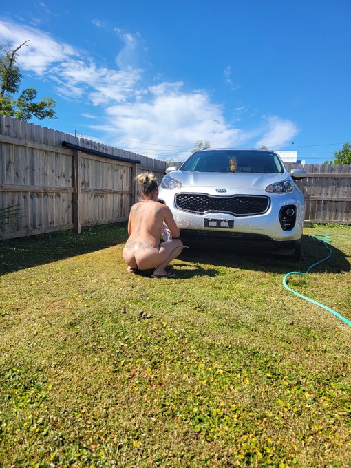 Washing car nude in yard https://t.co/D4YhUNpDka