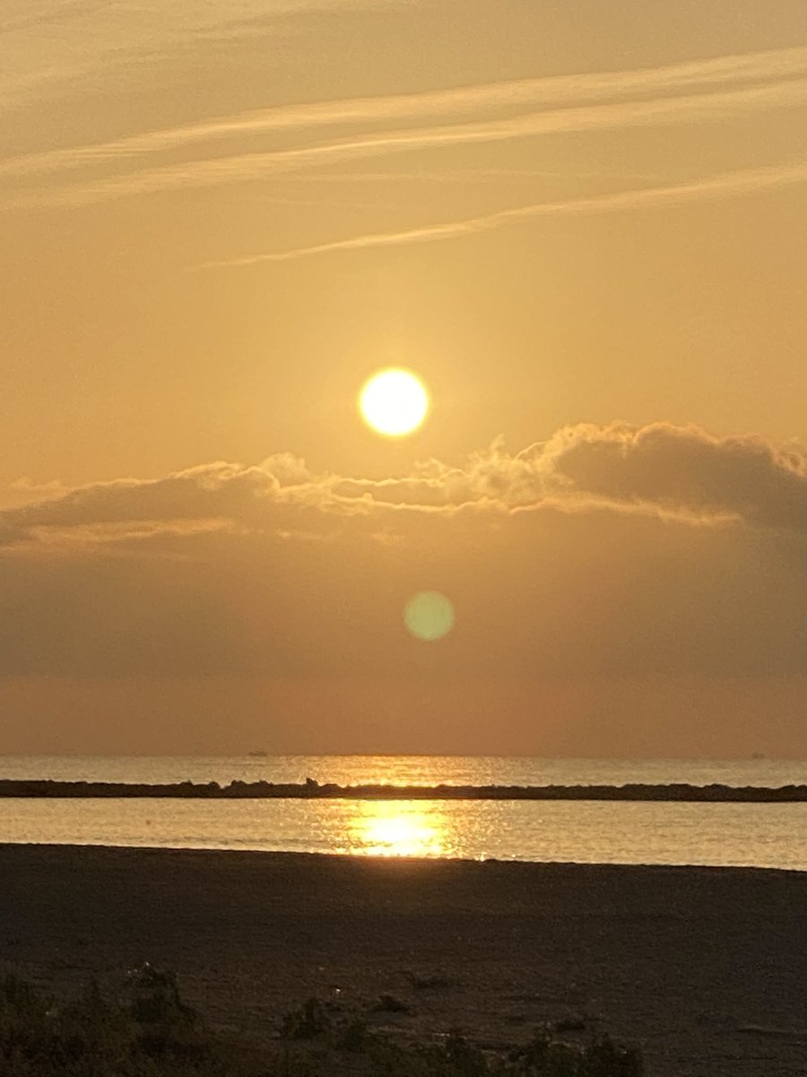 claudiolauria's tweet photo. ☀️Comienza un nuevo día, una nueva semana y ya empezamos a sentir ese ‘run run’ de la cuenta regresiva para inaugurar el @suncinefest el 📅 2 de noviembre en el @IF_Barcelona
#SolDeOro #SUNCINE https://t.co/w79wgklJnx