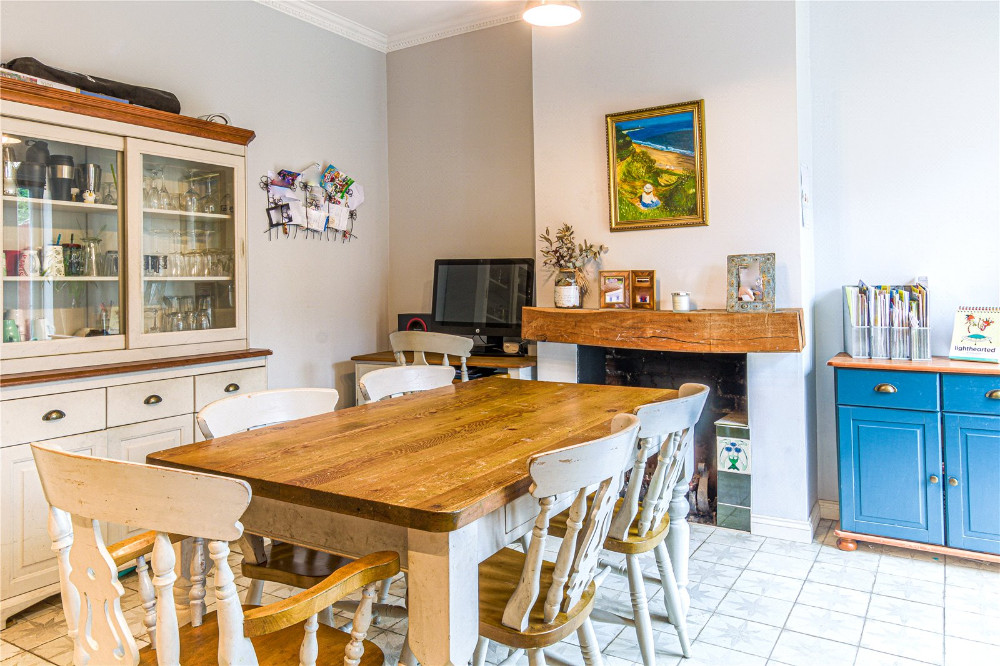 🏡 FOR SALE - A beautifully presented Victorian terrace home in #Brislington

✔️ Spacious open-plan kitchen/diner
✔️ Bay-fronted living room
✔️ Three bedrooms
✔️ Family bathroom &amp; en suite
✔️ Driveway
✔️ Private rear garden
✔️ £425,000

See more ➡️ cjhole.co.uk/property/for-s…