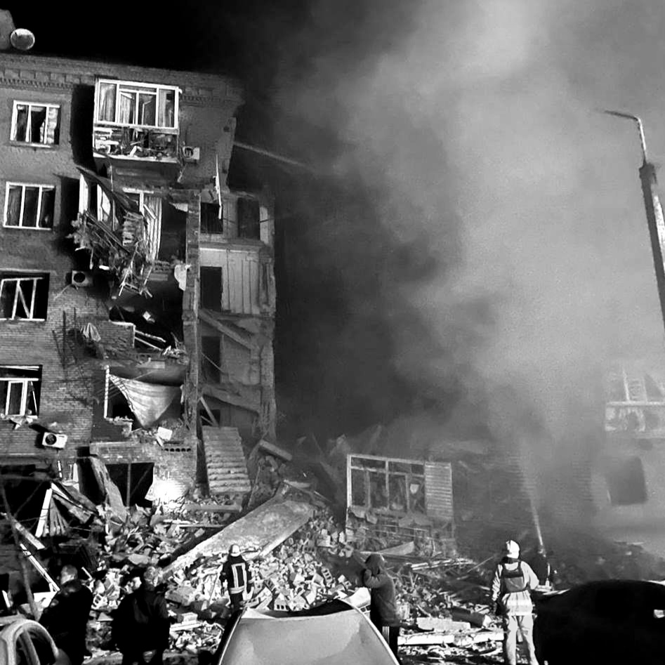 ItsYouControl's tweet photo. #Kyiv. #Zaporizhzhia. #Dnipro. And more. Again, again, and again.

Massive devastating shellings this morning, but we're standing and keep fighting.

Just 

Arm.

Ukraine.

Now!

#ArmUkraineNow 🇺🇦 https://t.co/EH4kRWNSRi