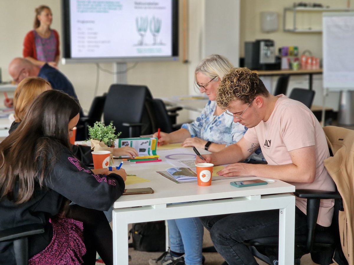 almastreefkerk's tweet photo. 22 vo-scholen uit Overijssel gaan bomen planten op hun schoolplein ๐ณ Tijdens Natuurateliers maken zij plannen en een ontwerp. @TreesForAll #natuurvoorelkaar #planboom #iedereeneenboom #treesforall https://t.co/6yjZF2hrTJ