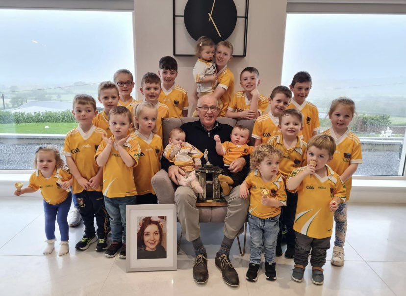 A fantastic photo of <a href="/ClonduffGAC/">Official ClonduffGAC</a> Hall of Fame 2021 recipient of the PJ McAlinden Memorial Trophy - John Anthony Gribben with his grandchildren 💛💛

#gaa
#itswhoweare
#itswherewebelong
#standinginthehalloffame