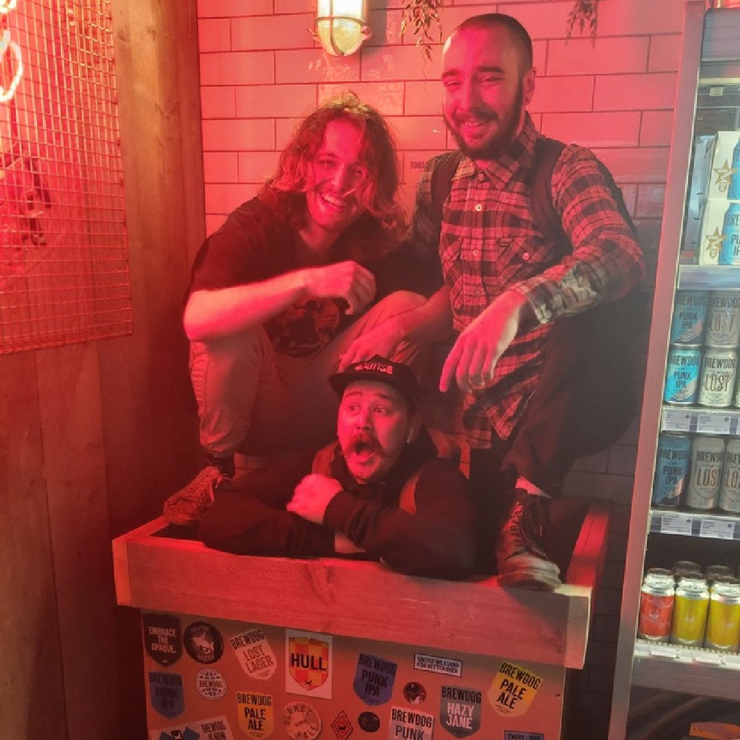 A reminder that BrewDog Hull is now an active drop-off point as a Food Drive!😀 Sadly, these handsome fellas won't be getting donated. But they did a fabulous job at showing where you can drop off all your donations🙌 #BrewDogHull #DonationsWelcome #FoodDrive