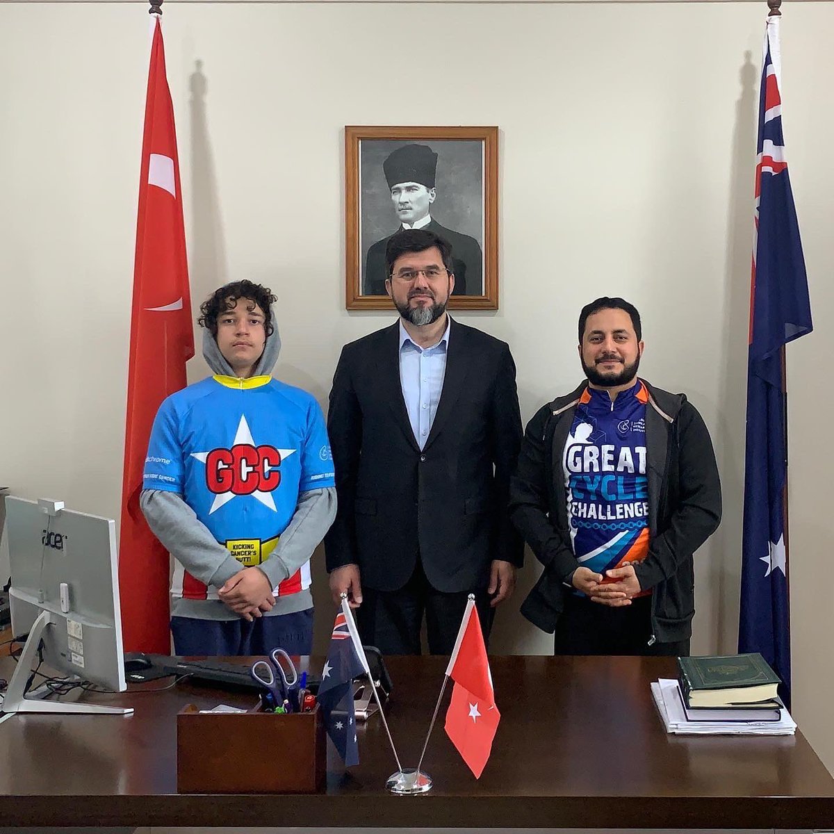 yasinhaya's tweet image. Sayın Başkonsolosumuz ve Sayın  Ataşelerimize teşekkür ediyoruz ❤️ Kanserle mücadeleye devam 🚴‍♂️👼🏻🦸‍♂️ Çocuklar bizim geleceğimiz. Bu yıl da Ekim ayında takım olarak yollarda olacağız inşaAllah 🤗 @SidneyBKons @cemgencoglu #greatcyclechallenge #gccoz #bonnyriggmosque