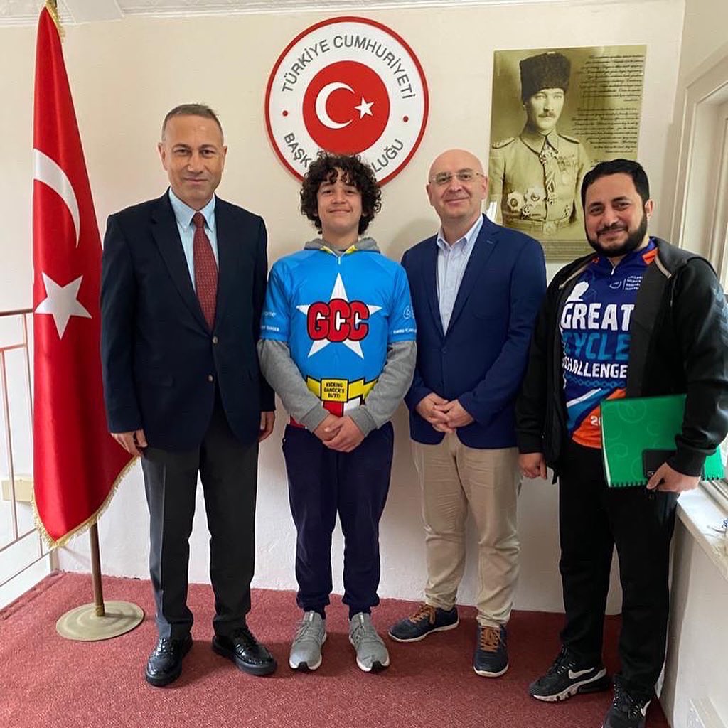 yasinhaya's tweet image. Sayın Başkonsolosumuz ve Sayın  Ataşelerimize teşekkür ediyoruz ❤️ Kanserle mücadeleye devam 🚴‍♂️👼🏻🦸‍♂️ Çocuklar bizim geleceğimiz. Bu yıl da Ekim ayında takım olarak yollarda olacağız inşaAllah 🤗 @SidneyBKons @cemgencoglu #greatcyclechallenge #gccoz #bonnyriggmosque