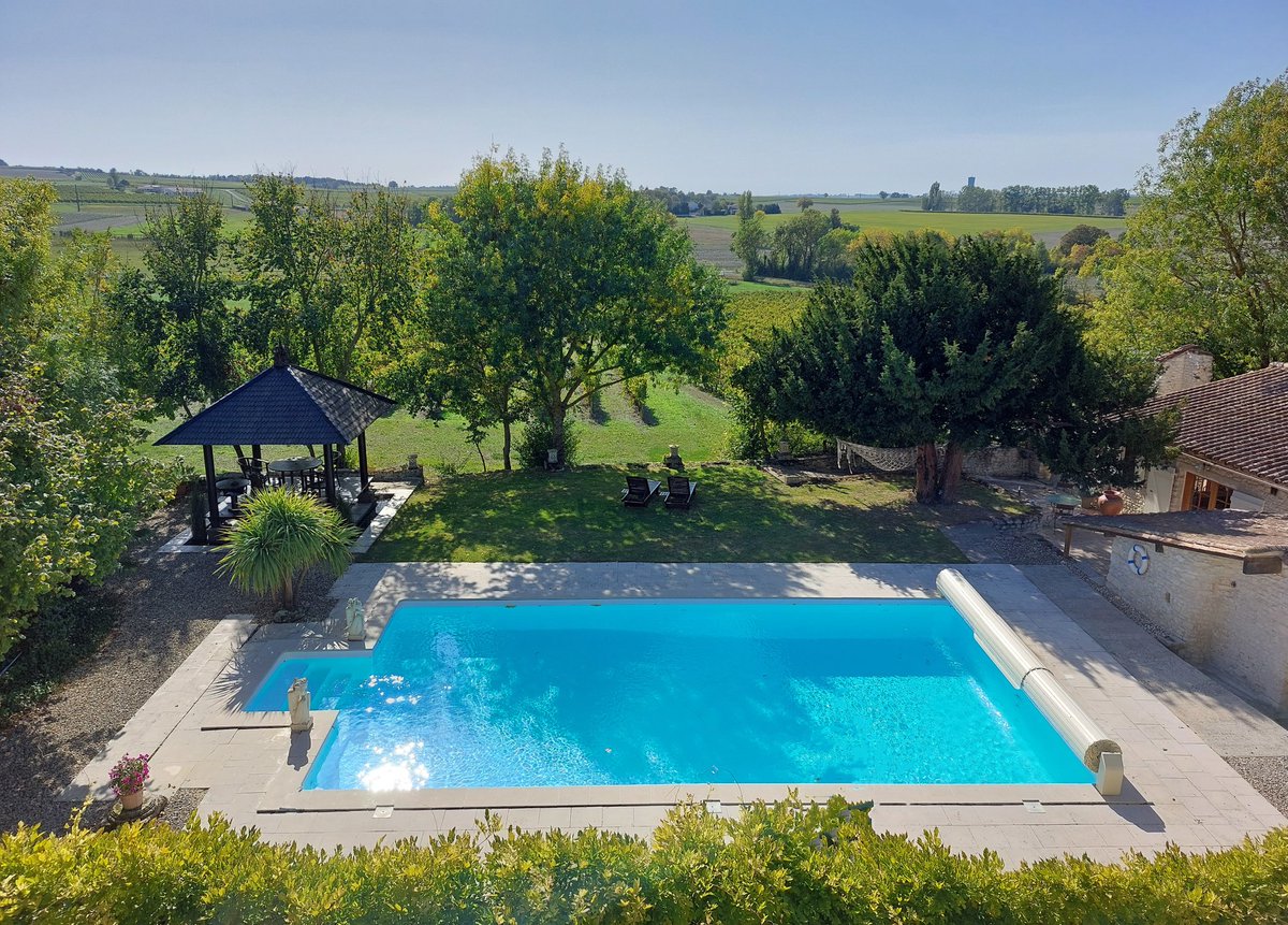 A bird's eye view - yesterday afternoon at the pool 🐦

#holidayvilla #France #charentemaritime #villafortwo #ruralretreat #privatepool #vineyardview #villawithpool #sawdaysspecialplace #sawdaystravel #nouvelleaquitaine #holidayfrance