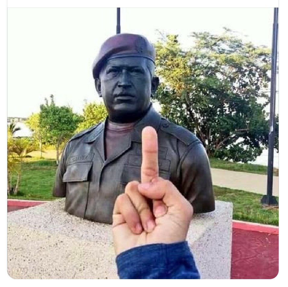 Williamjimenezg's tweet photo. Estás estatuas hay que destruirlas, representan la oscuridad impuesta a la sociedad venezolana. Es la razón por el cual el País energéticamente está en desgracia permanente.
#Venezuela 
#America https://t.co/zlqQaRnJIl