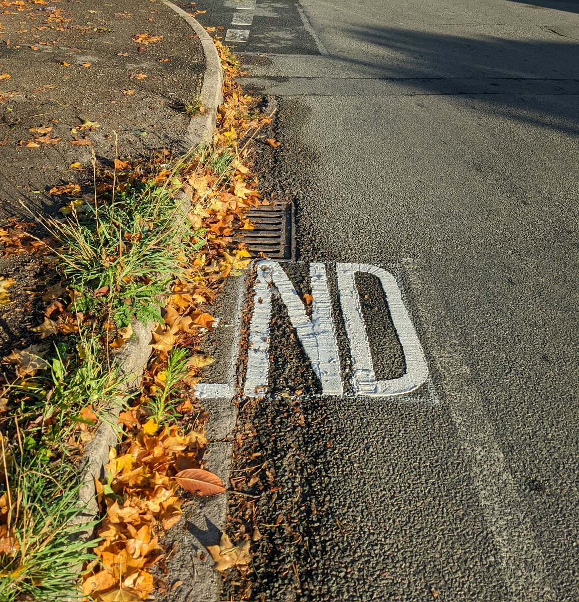 claydenizen's tweet photo. The End of cycling 'provision' as we know it?
@OxfordshireCC
#Oxfordshire
#NotGoodEnough
#Closepass
#GutterLane
#PaintIsNotInfrastructure
#LTN1/20 https://t.co/rIXbMQIMmp