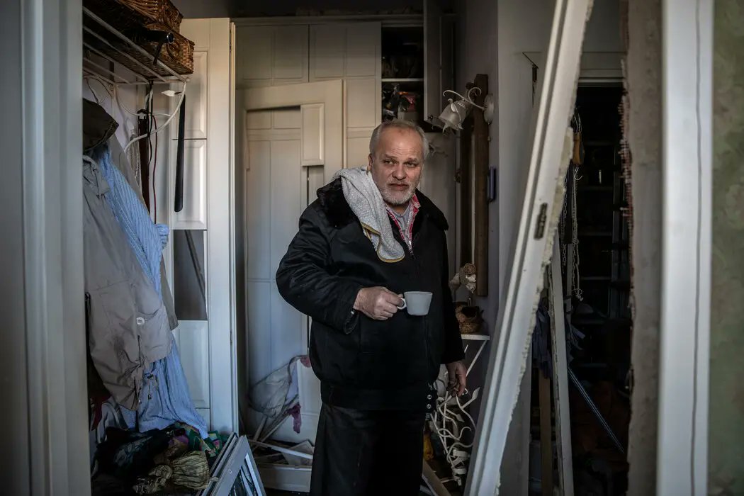 Less than an hour after a Russian rocket destroyed their apartment and upended their lives, Irina and Yuri Penza invited @finbarroreilly and me to their busted home for a coffee. “Everything will be Ukraine,” Irina said. “Glory to the Army. We will win.” nytimes.com/2022/10/10/wor…