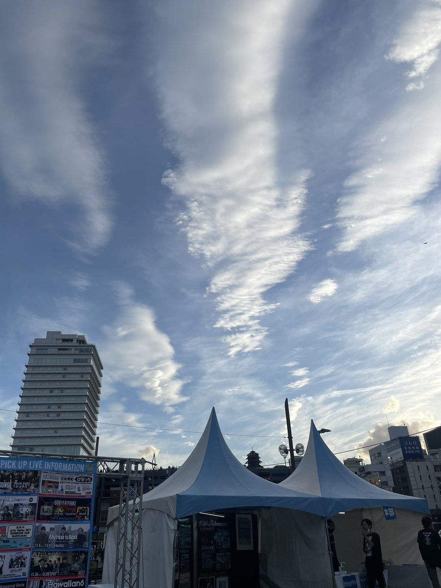 会場はだんだん涼しく、快適な気温になって来ました🍃

残り２バンド！！
めちゃめちゃカッコイイバンドです！
大分県民みんなに絶対見て欲しい！

あと1時間以上あります🏃💨

最後はみんなで見届けましょう🔥🔥

#SCRAMBLE10