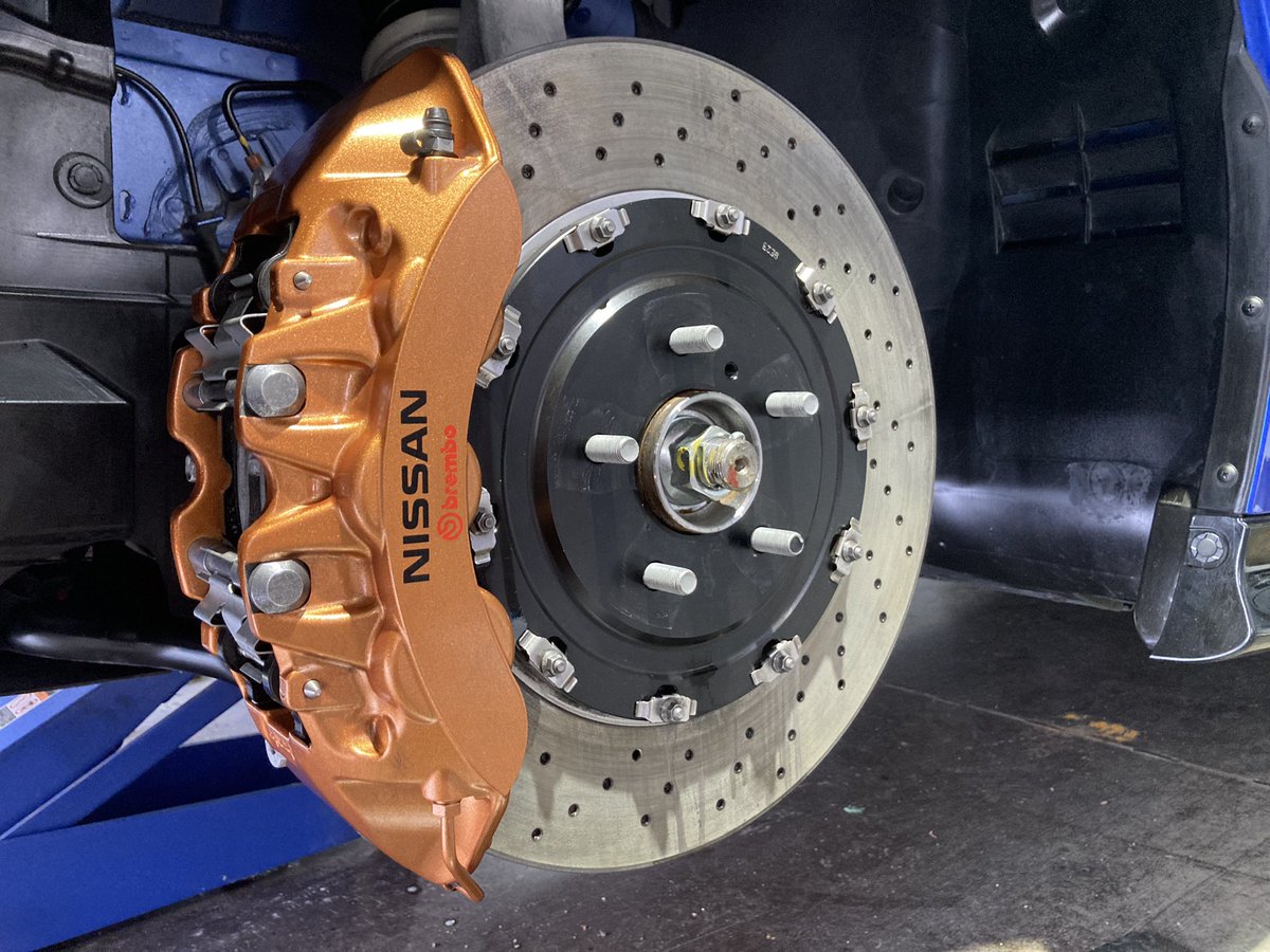 carbell_ito's tweet photo. 『オシャレは足元から』
R 35ガレージのGTRは入庫すると、すぐタイヤを外しディスクとホイールを洗浄&点検します。
これが私たちの、こだわり!
#ogawa114084
#CyberMagazineX
#ajpw #NISMO_JP https://t.co/BsORHSVlgM