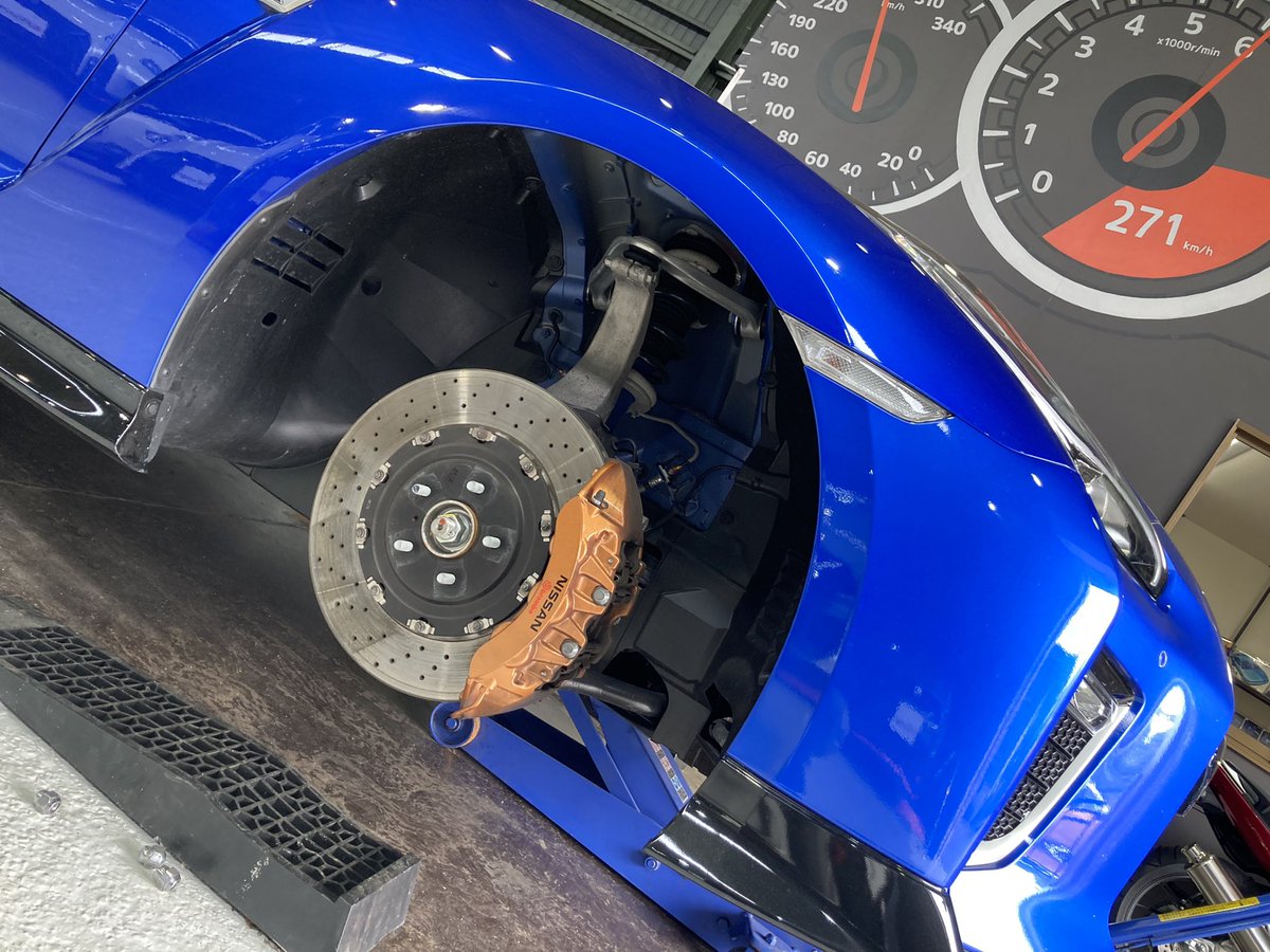 carbell_ito's tweet photo. 『オシャレは足元から』
R 35ガレージのGTRは入庫すると、すぐタイヤを外しディスクとホイールを洗浄&点検します。
これが私たちの、こだわり!
#ogawa114084
#CyberMagazineX
#ajpw #NISMO_JP https://t.co/BsORHSVlgM