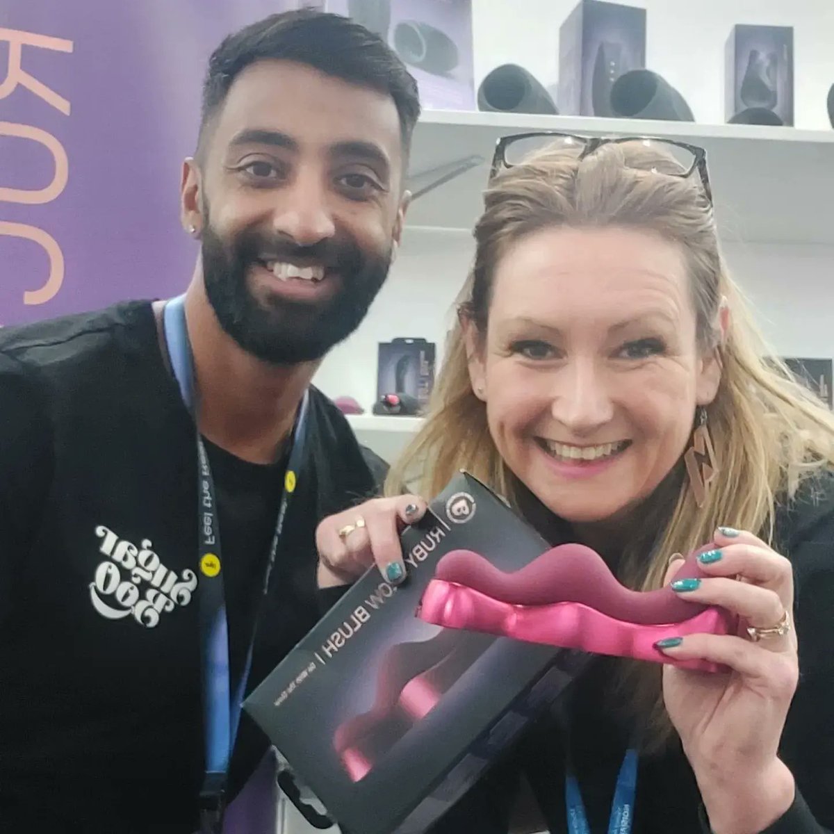 TheRubyGlow's tweet photo. Well THIS is a thrill! Ruby Glow Blush at #Erofame
Lovely to see Sham from RO HQ too! ❤️❤️❤️ scroll for our big cheesy grins 😁💋😁
#tradeShow #hannover #erofame22 #erofame2022 #productlauch #innovation #sextech #inventor #femaleinventor #femaleFounder https://t.co/QmkXqdNUtS