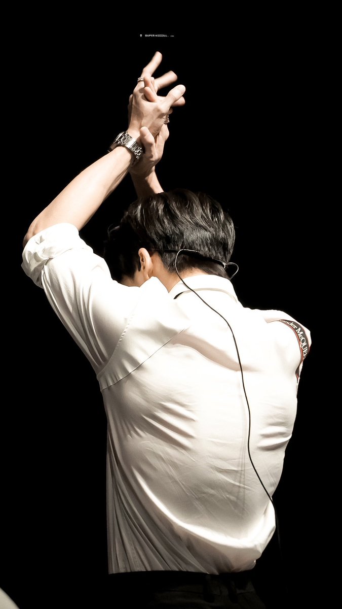 mid_nightblue's tweet photo. ลุคบอดี้การ์ดสุดฮอต https://t.co/0IzVtRE6KY