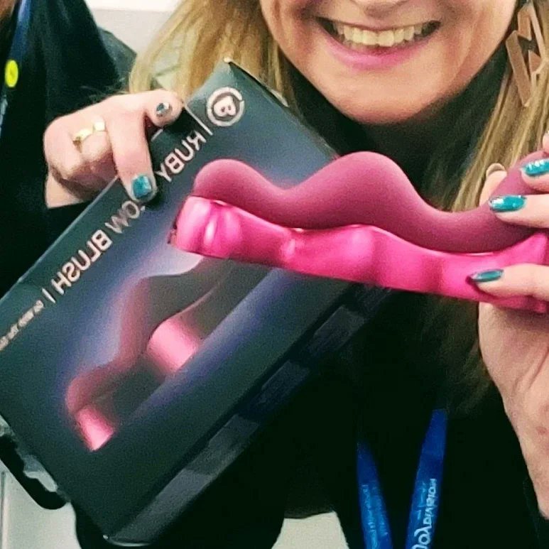 TheRubyGlow's tweet photo. Well THIS is a thrill! Ruby Glow Blush at #Erofame
Lovely to see Sham from RO HQ too! ❤️❤️❤️ scroll for our big cheesy grins 😁💋😁
#tradeShow #hannover #erofame22 #erofame2022 #productlauch #innovation #sextech #inventor #femaleinventor #femaleFounder https://t.co/QmkXqdNUtS