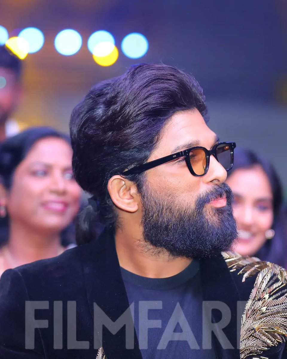 filmfare's tweet photo. Bringing the fire!🔥

The dapper #AlluArjun was clicked at the 67th #ParleFilmfareAwardsSouth 2022 with Kamar Film Factory. https://t.co/KItSFrD9t0
