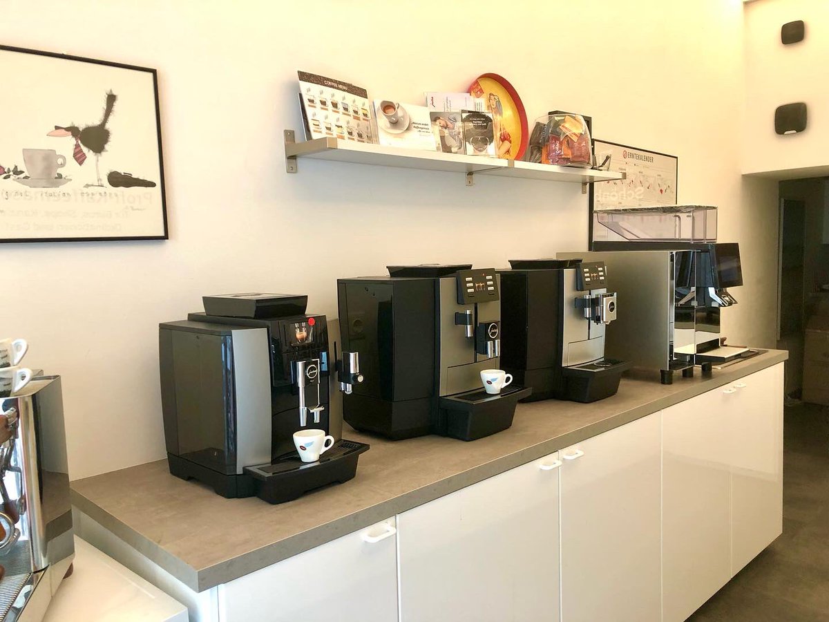 Kaffeegreissler's tweet photo. Diese „Schätzchen“ vervollkommnen ab sofort unseren Schauraum: die Profi-Vollautomaten von Jura und Thermoplan #rogerfederer #LifeIsTooShortForBadCoffee #AllesFürGutenKaffee #WiednerKaffeesieder #bürokaffee #we6 #we8 #x6 #x8 #gigax8 #jura #whiteandblack4 #thermoplan #moser https://t.co/kTWfwq9Wds