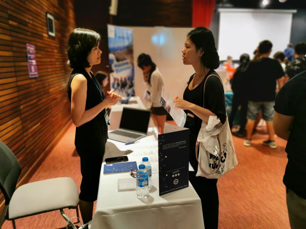 lfiduras's tweet photo. Le salon « Bienvenue en France! », organisé par #CampusFrance, s'est poursuivi ce matin au #Lfiduras avec une vingtaine d'établissements présents.
Les élèves de 1ère et de Tale ont pris le temps de les rencontrer et ont pu recueillir de nombreux informations. https://t.co/eRzczzPLvL
