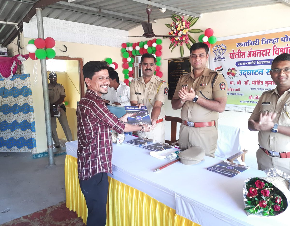 RatnagiriPolice's tweet photo. पोलीस पाटील, सरपंच, उपसरपंच, तंटामुक्त अध्यक्ष, जेष्ठ नागरीक व ग्रामस्थांचा गौरव करण्यात आला. @DGPMaharashtra #FelicitationCeremony #Alore #Ratnagiri #RatnagiriPolice (२/२) https://t.co/Qv1Isy1RPX