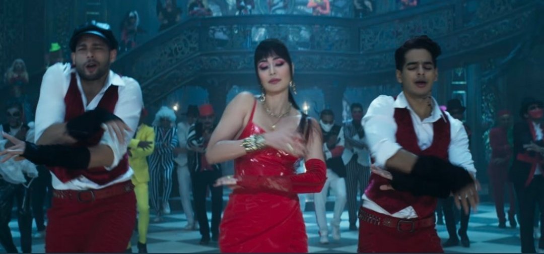 #KatrinaKaif in this red dress is 🔥🔥🔥

PHONEBHOOT TRAILER OUT NOW

#PhoneBhootTrailer