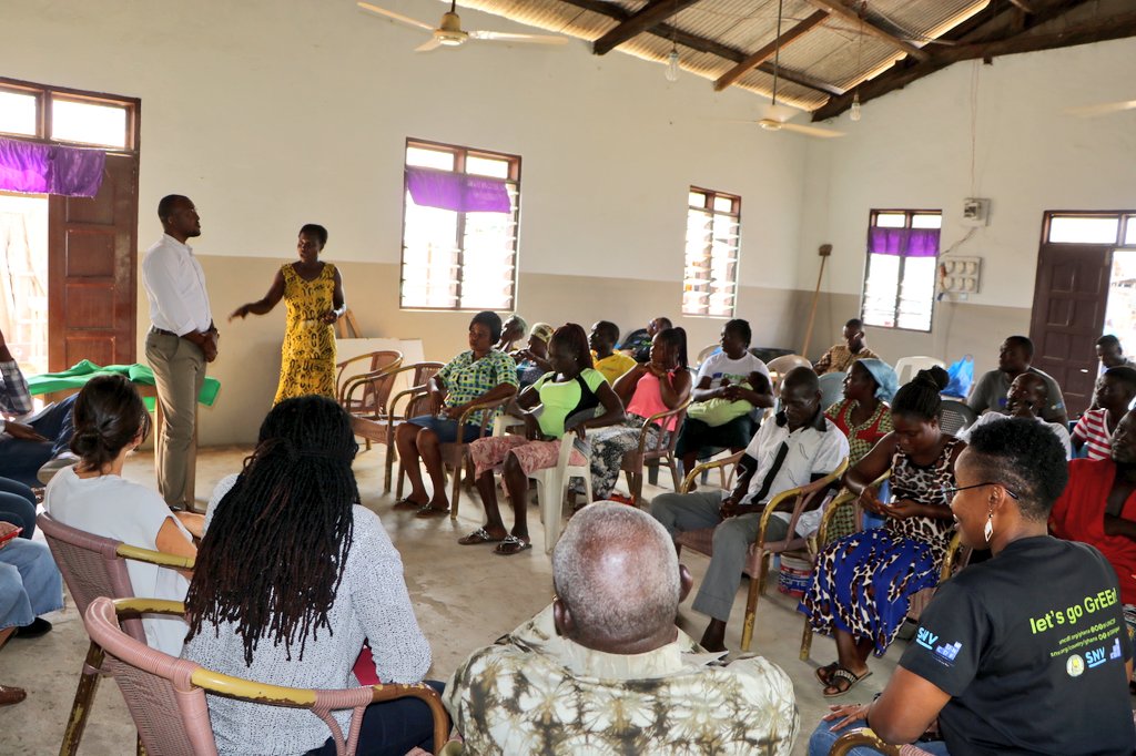 SNVGhana's tweet photo. Last week, Cash for Work (CfW) service recipients of @UNCDF in the Yabiw community in the Ahanta West Municipality met with @MartaBrignone, Programme Officer at the Macroeconomics and Trade Section of @EuropeInGhana.

#AfricaTrustFund #GrEEnProject https://t.co/mkK5J9jGEd