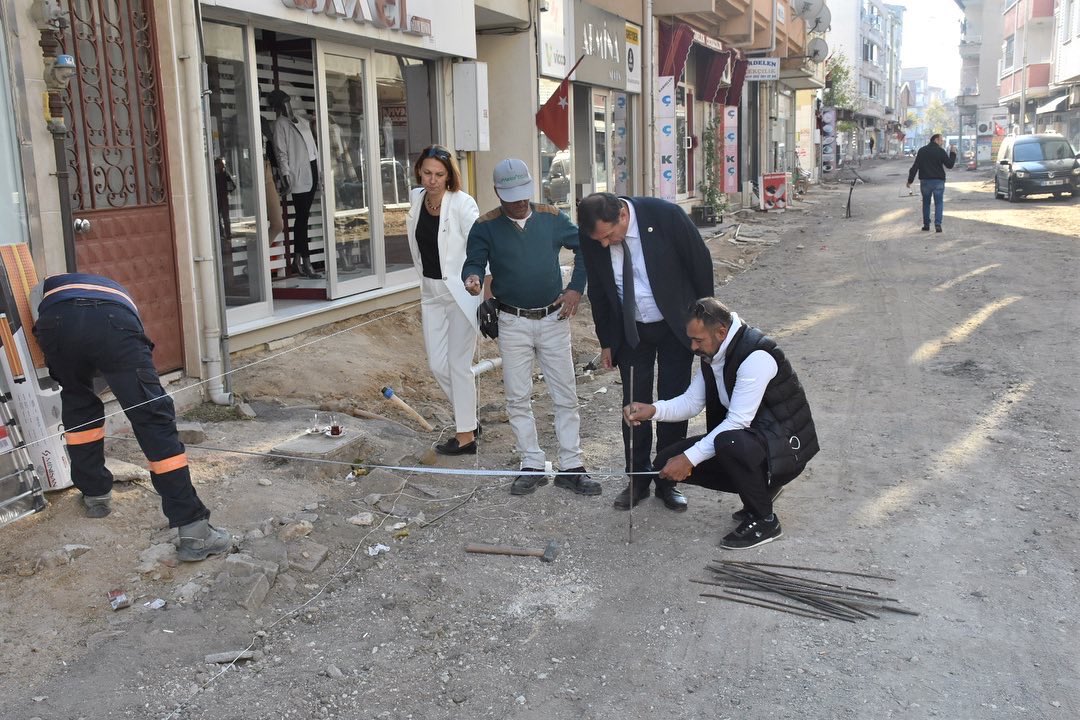 muratlibld's tweet photo. 🚧Prestij caddesi olarak yapımına başladığımız Erol Okyay caddesinde çalışmalarımız devam ediyor.
Bordür döşeme işleminin başladığı caddedeki çalışmaları kısa süre içinde bitirip vatandaşlarımızın hizmetine sunacağız.
#MuratlıBelediyesi https://t.co/DEr2Qq5ORx
