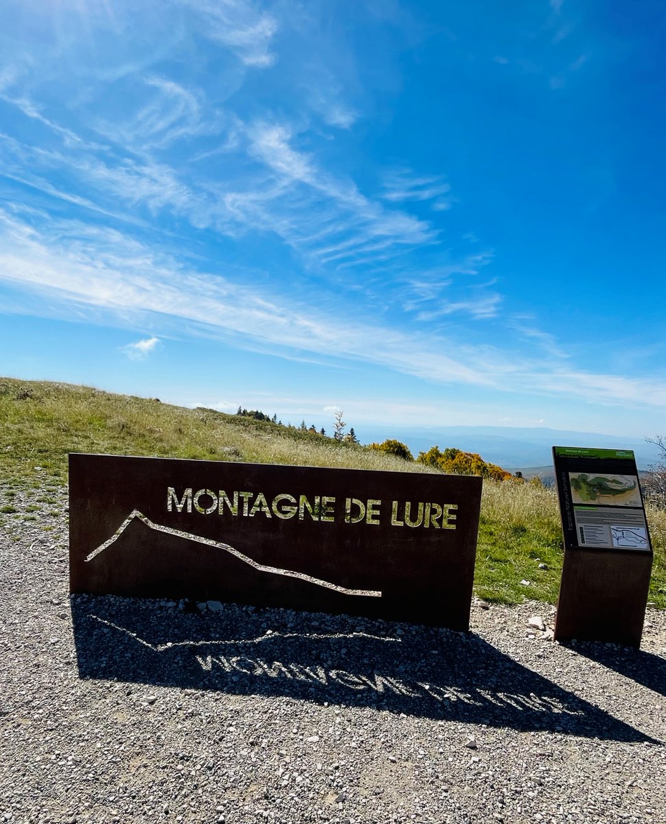 BECUEManon's tweet photo. Au petit matin, perchés à 1800m, les équipes @orange préparent les réseaux pour l'hiver. 🏔️❄️
📍Montagne de Lure

🗞️A lire dans le @ledauphine 

https://t.co/hVY4I3Dw65 https://t.co/PWeFz7wAZC