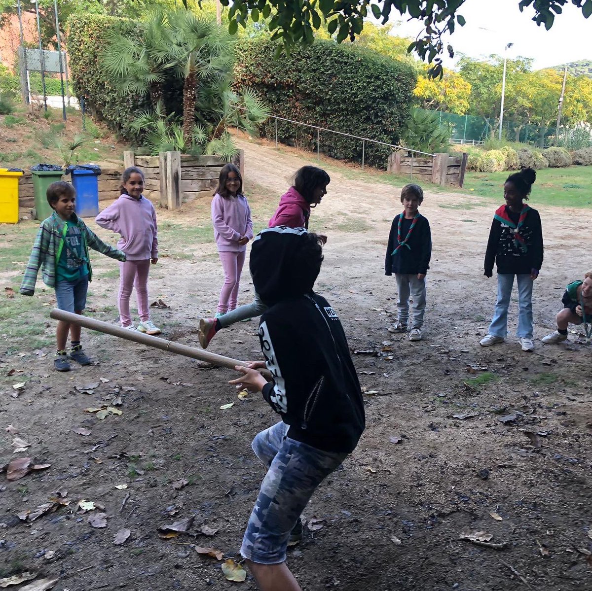 AE_Montcabrer's tweet photo. Aquest dissabte les diferents unitats vam omplir Can Barba de vida ✨ al primer cau del curs!

Durant aquest primer cau les unitats vam poder gaudir de l’era jugant 🏃‍♂️ però també vam parlar sobre els nostres interessos i objectius 💭 pel nou curs!

Sempre A Punt ❤️💚 https://t.co/I0I0Knannz