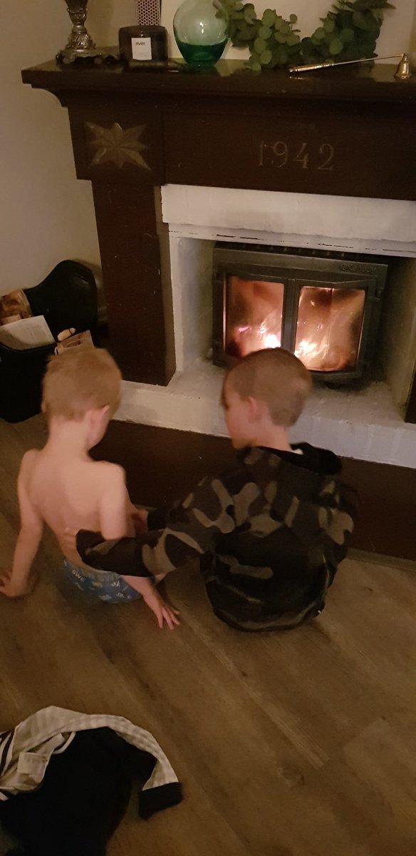 burny_burner's tweet photo. Skönt att värma upp sig framför brasan på morgonen
#fireplace #keddy #livetpålandet https://t.co/UKuE7gPIzZ